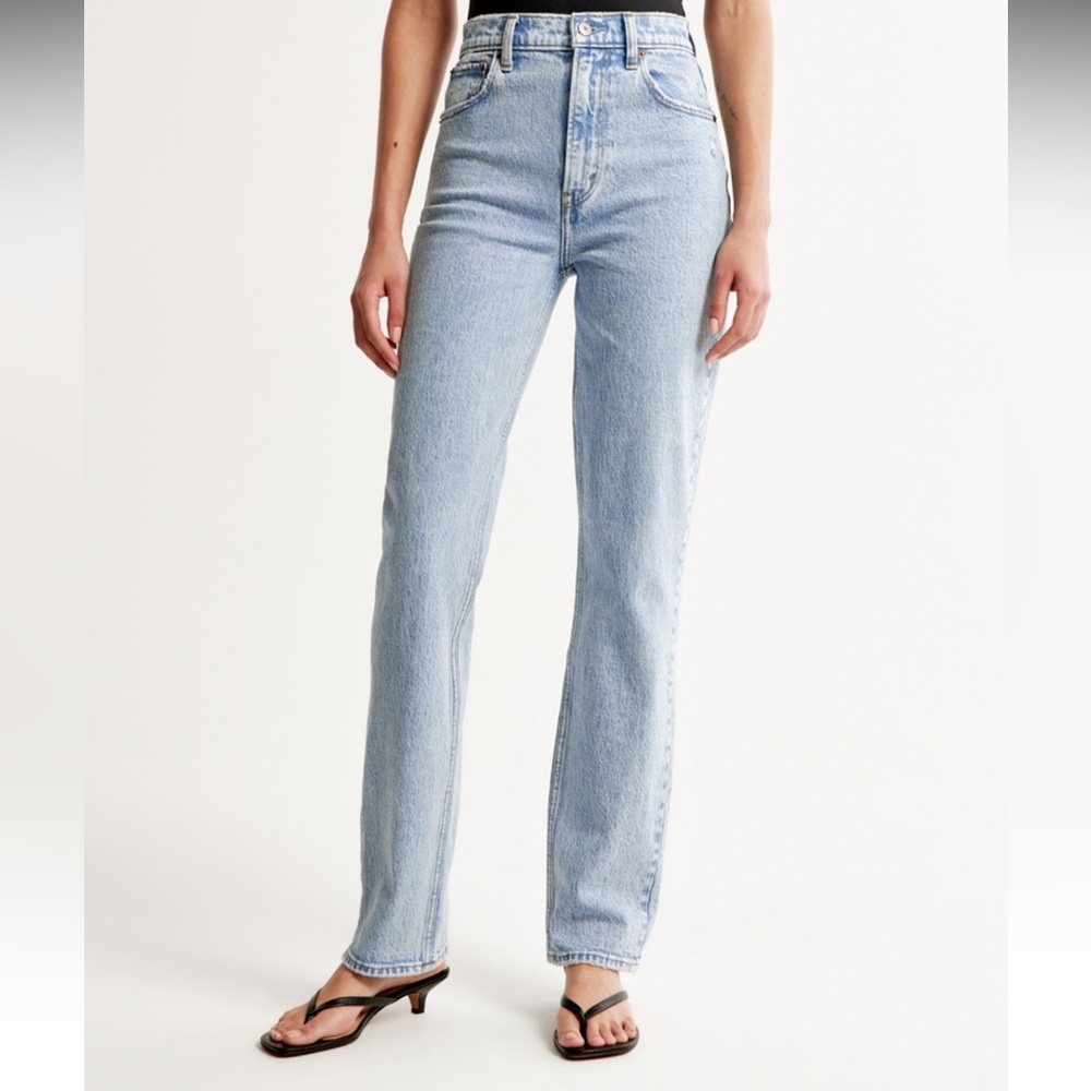 Abercrombie and fitch 90s ultra high rise jeans in size 27/4R in light wash